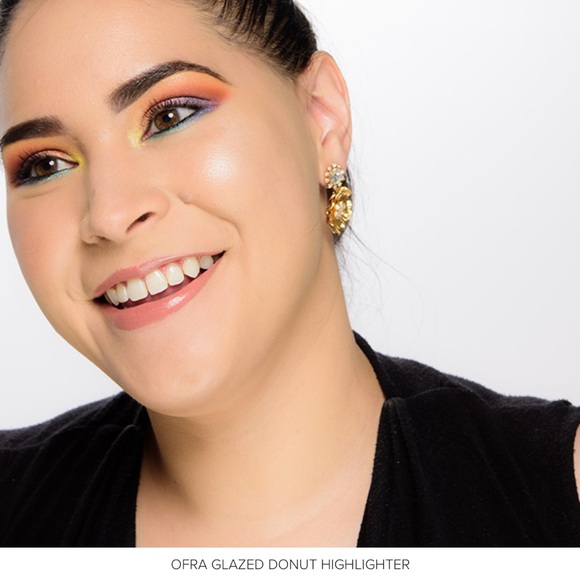 OFRA Glazed Donut Highlighter- vegan, frosty white metallic, baked formula - Picture 4 of 9